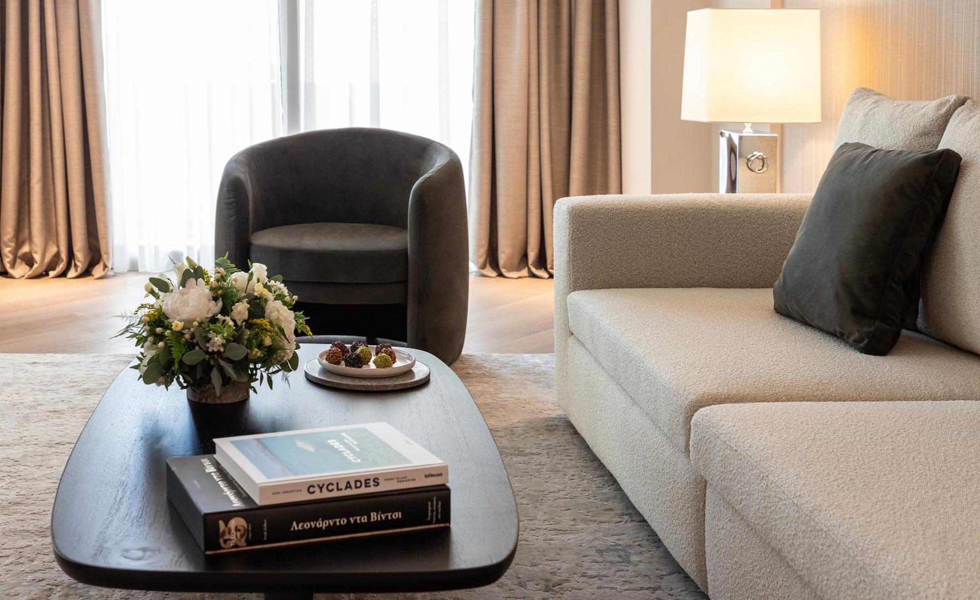 Njv Athens Plaza Hotel Luaran gambar A living room at the hotel