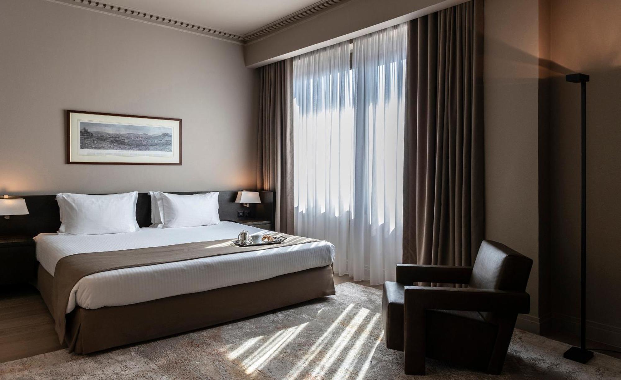 Njv Athens Plaza Hotel Luaran gambar A room at the hotel