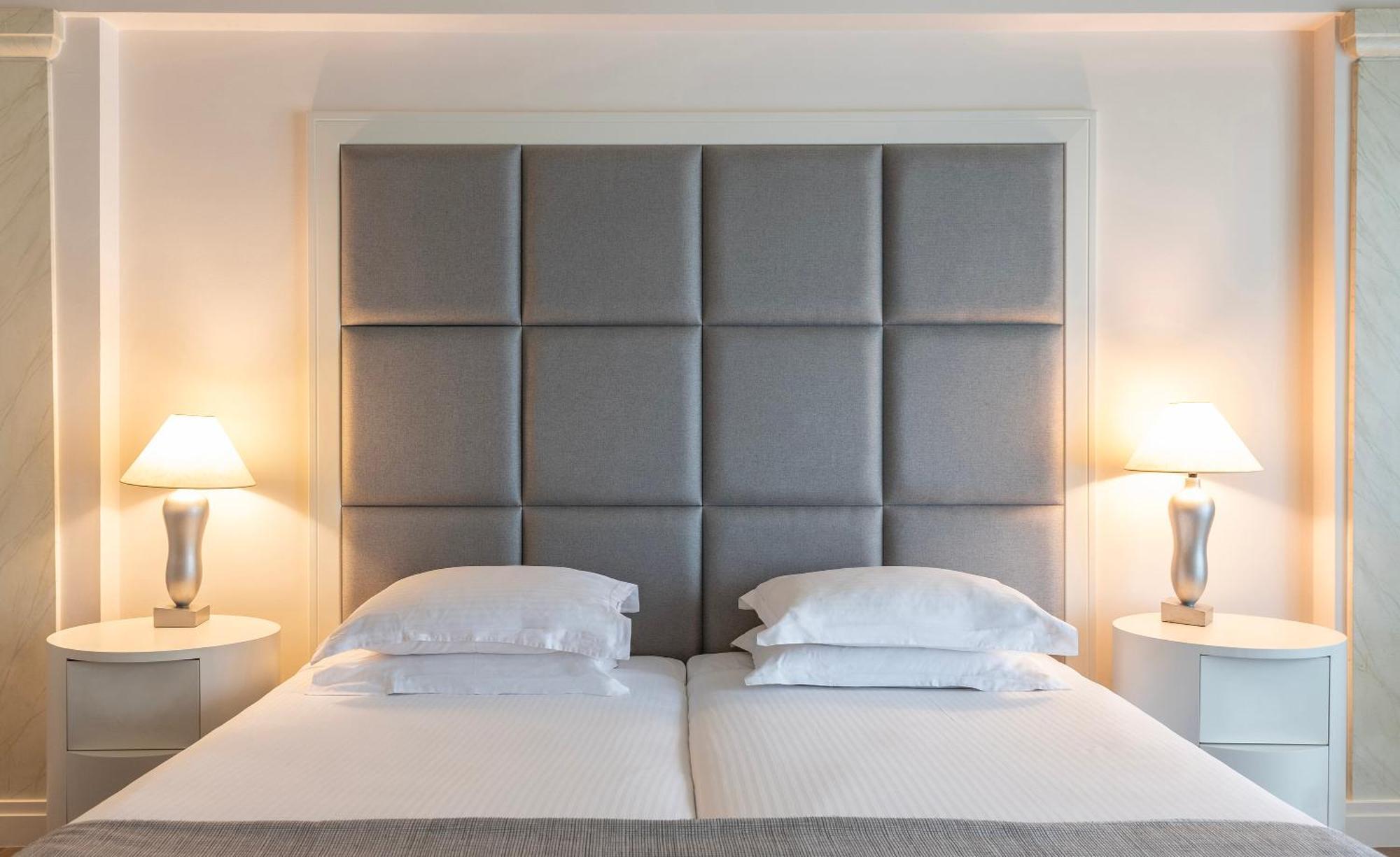 Njv Athens Plaza Hotel Luaran gambar A bed with a headboard