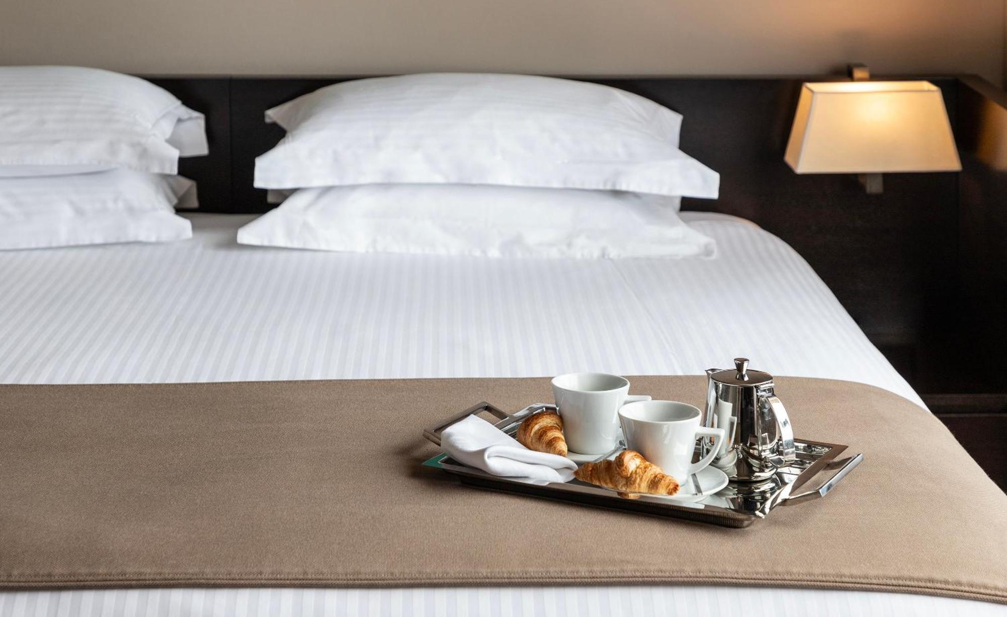 Njv Athens Plaza Hotel Luaran gambar Room service tray