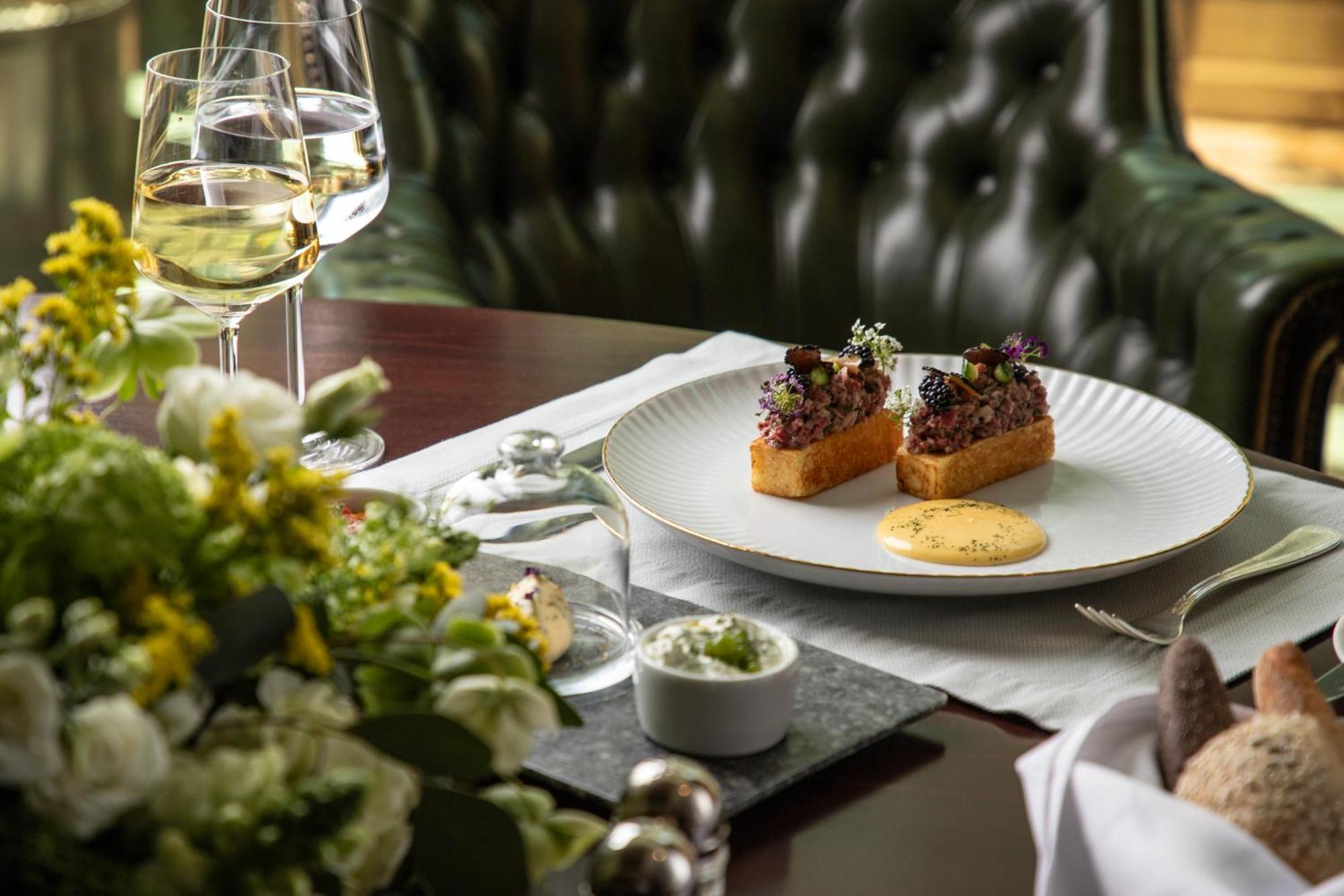 Njv Athens Plaza Hotel Luaran gambar A meal at the restaurant