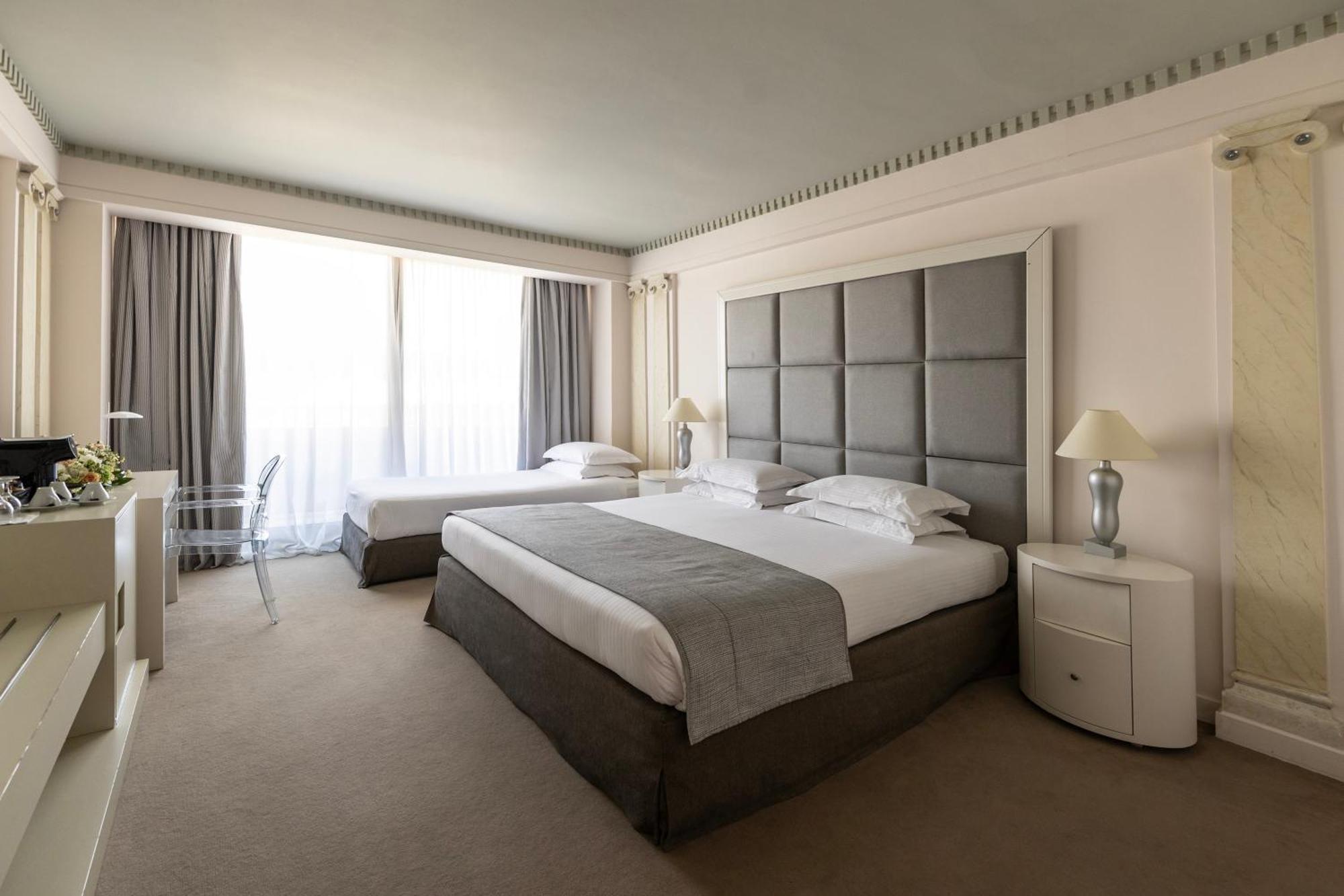 Njv Athens Plaza Hotel Luaran gambar A room at the hotel