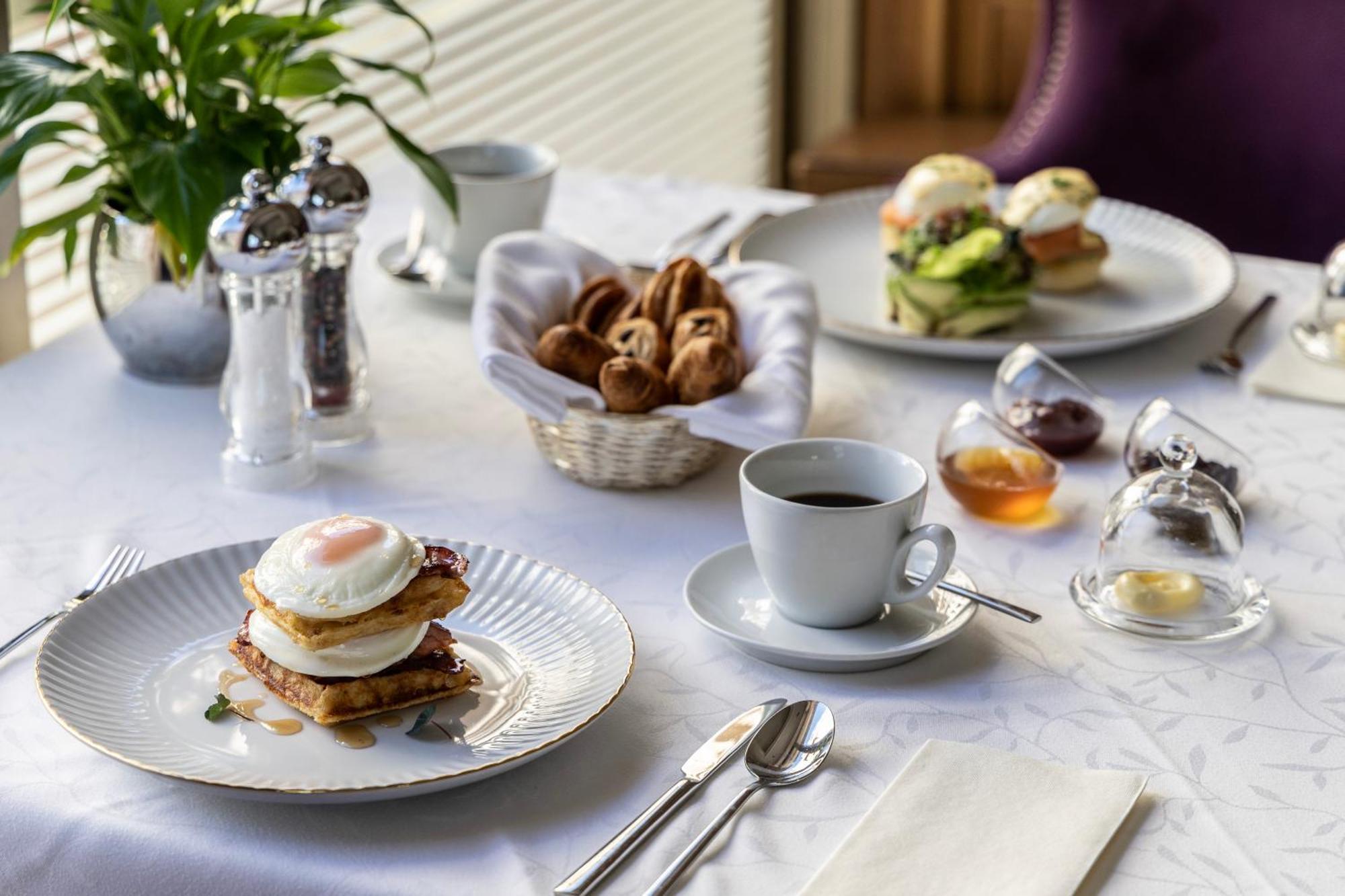Njv Athens Plaza Hotel Luaran gambar A breakfast table