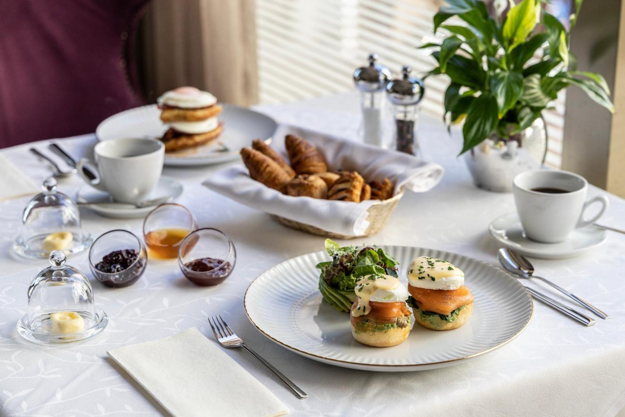 Njv Athens Plaza Hotel Luaran gambar A breakfast table with a selection of dishes