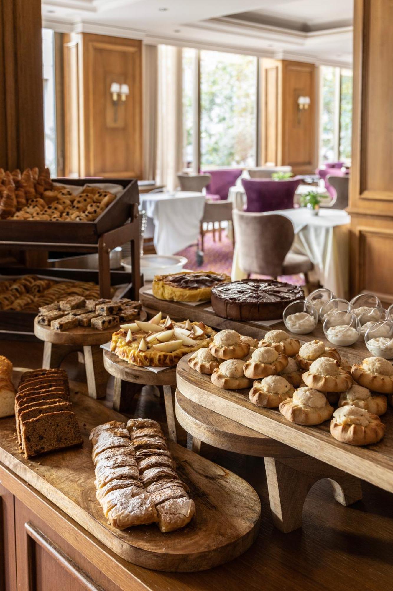 Njv Athens Plaza Hotel Luaran gambar A selection of cakes and pastries