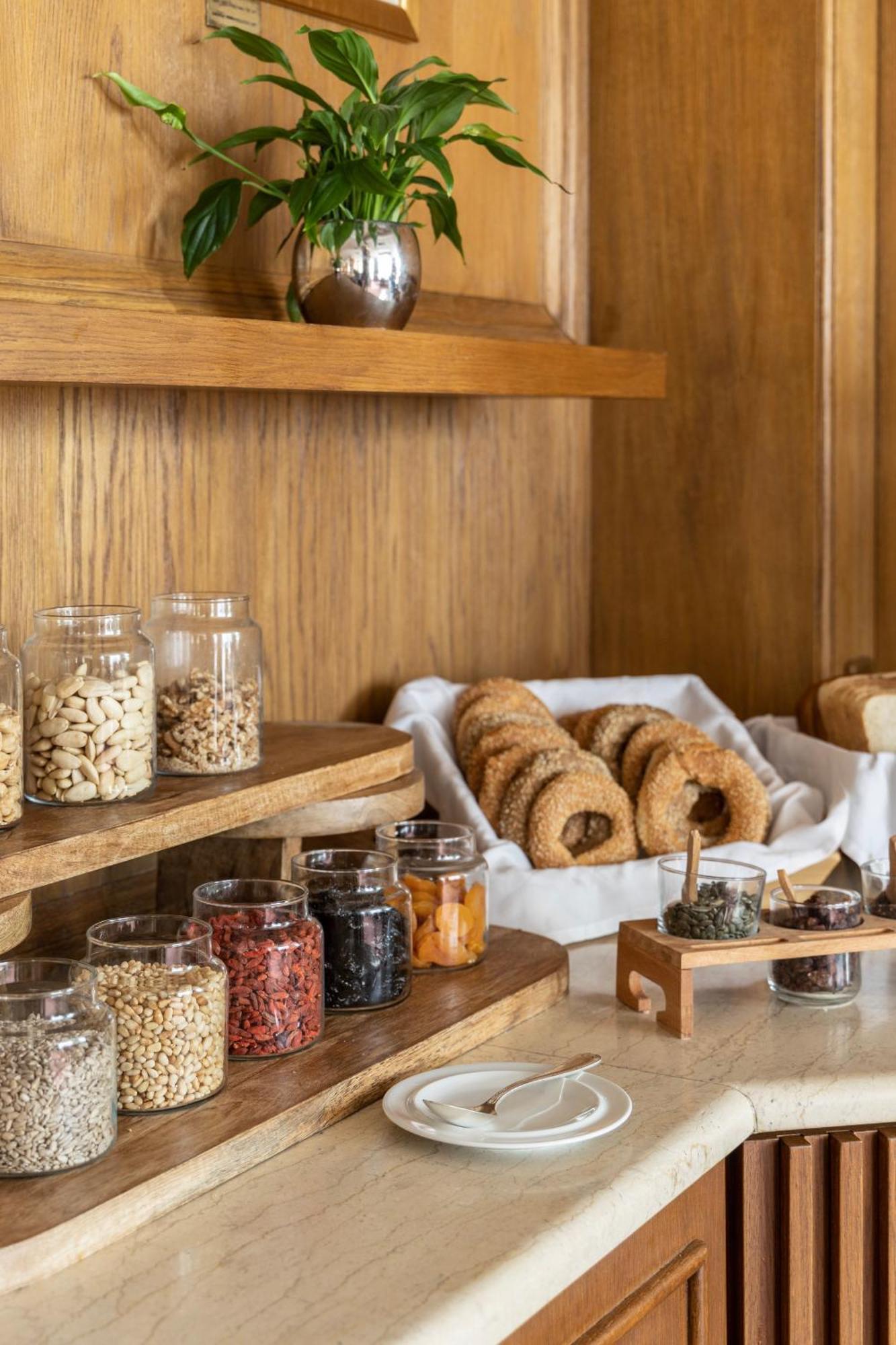 Njv Athens Plaza Hotel Luaran gambar Bagels and other breakfast items at a hotel