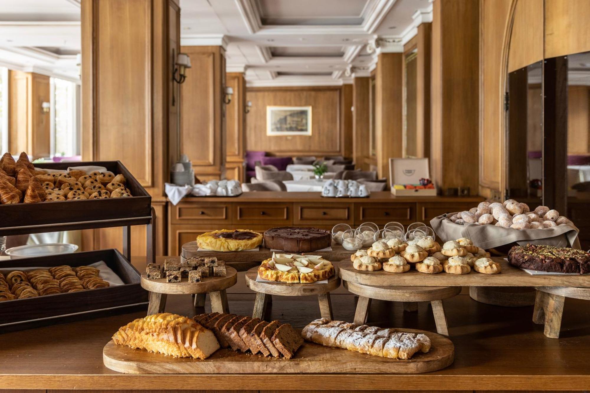 Njv Athens Plaza Hotel Luaran gambar A selection of Greek pastries