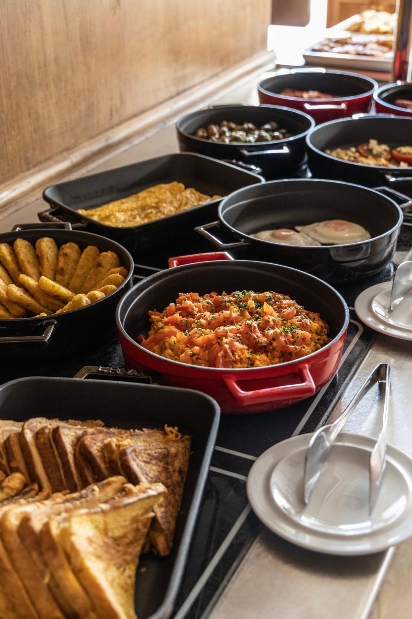 Njv Athens Plaza Hotel Luaran gambar A selection of dishes at a buffet