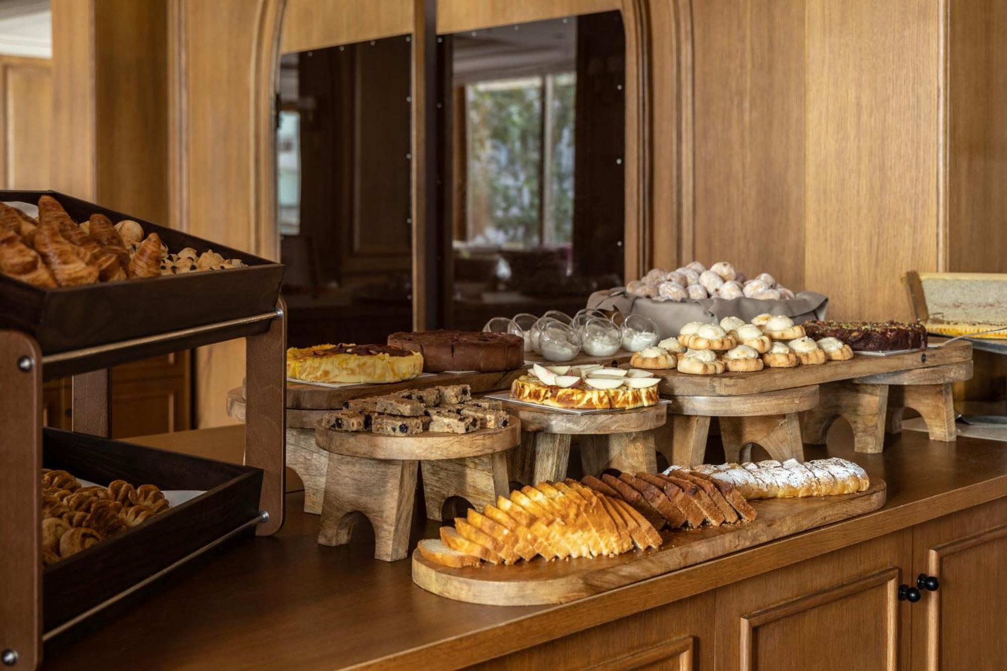 Njv Athens Plaza Hotel Luaran gambar A selection of Greek pastries