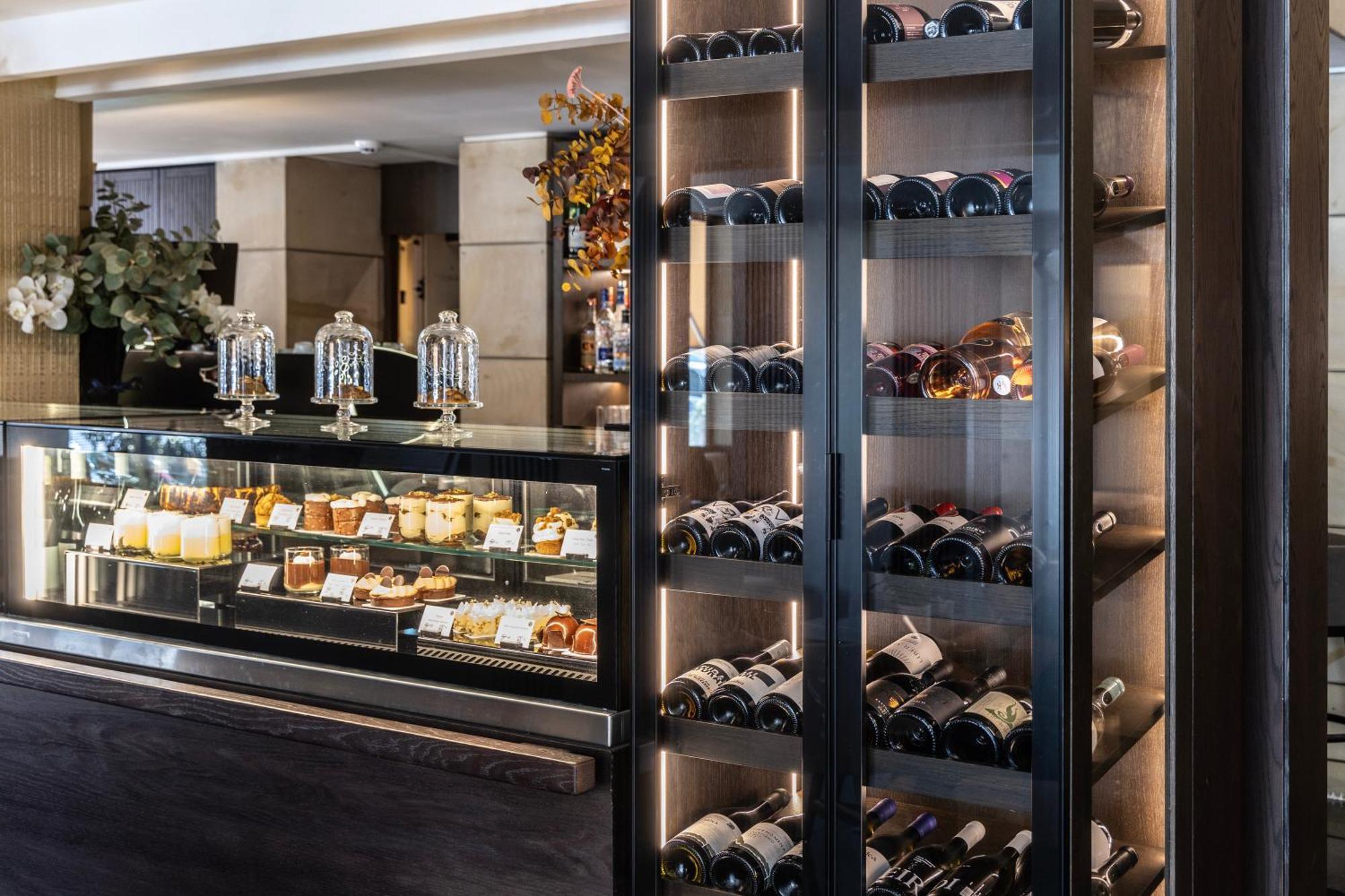Njv Athens Plaza Hotel Luaran gambar Wine display at the hotel